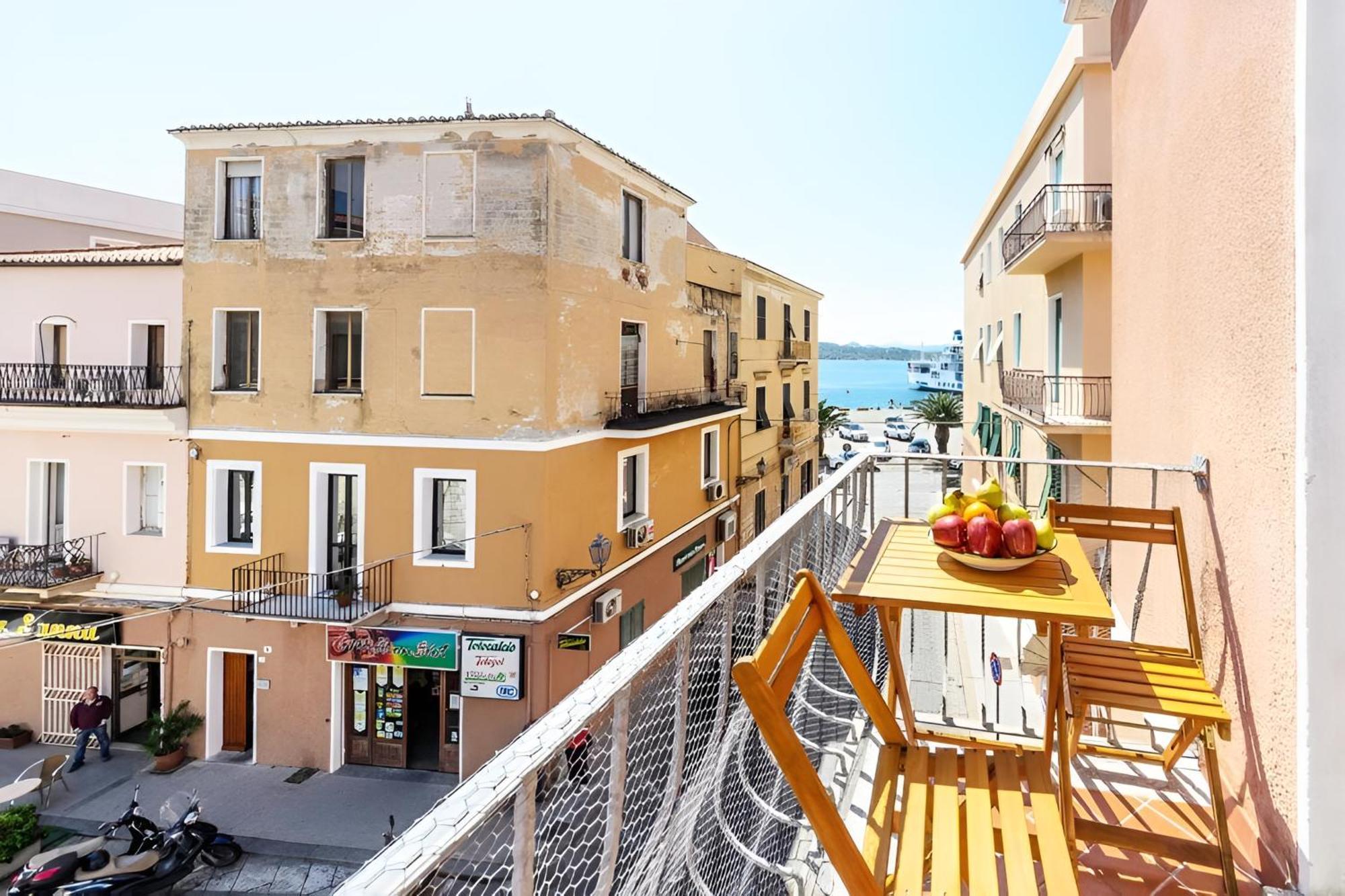 Splendido Appartamento In Pieno Centro Dell'Isola La Maddalena  Bagian luar foto