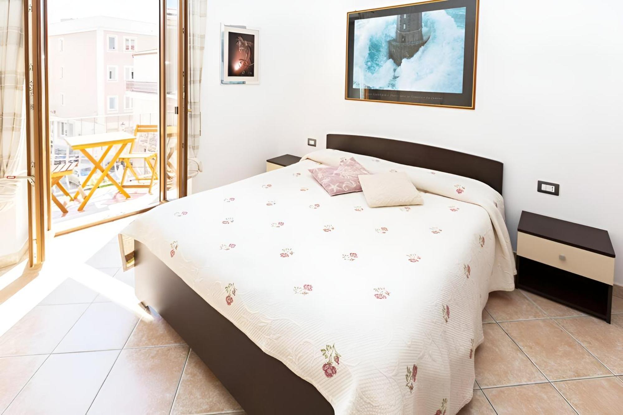 Splendido Appartamento In Pieno Centro Dell'Isola La Maddalena  Bagian luar foto